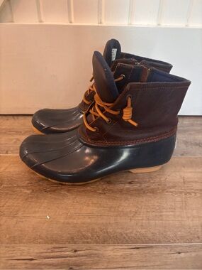 Women’s Sperry Navy and Brown Lace-Up Duck Boots - Classic Outdoor Style